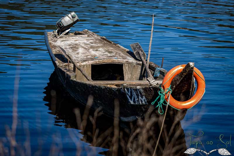 Barco de pesca antigo do rio