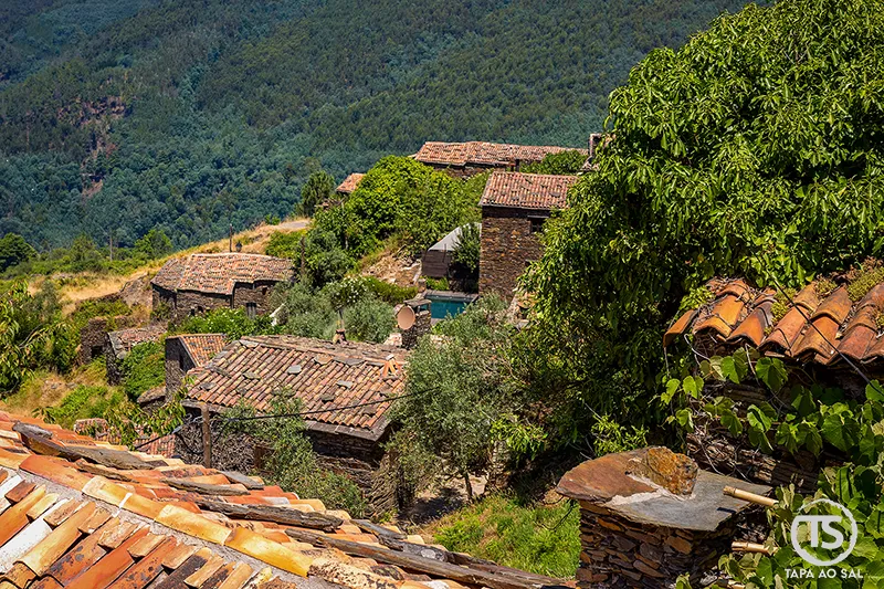 Casas de xisto no Talasnal na Serra da Lousã vistas sobre a encosta da aldeia