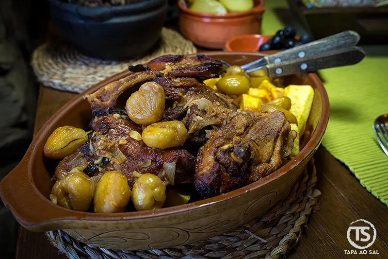 Prato tradicional servido em restaurante no Talasnal com carne assada, batatas e azeitonas