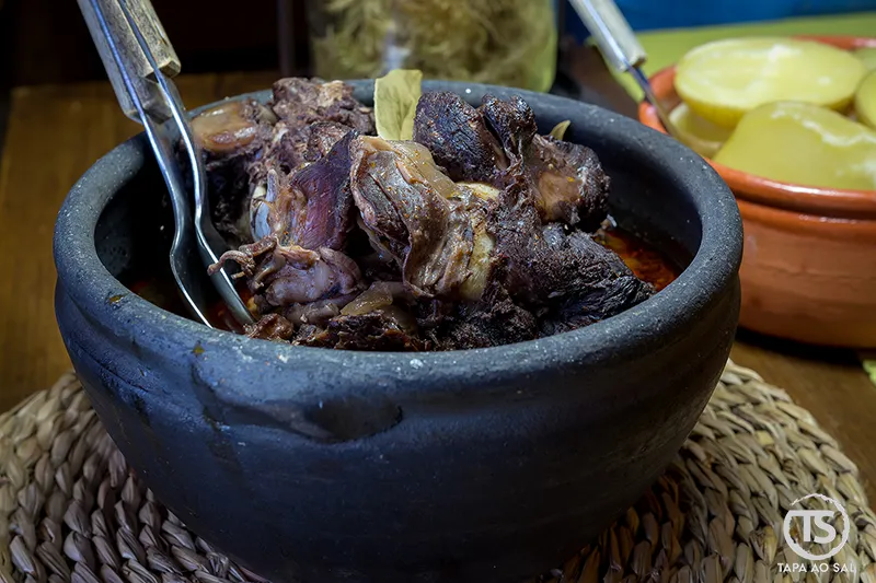 Prato tradicional servido no restaurante do Talasnal em malga de barro
