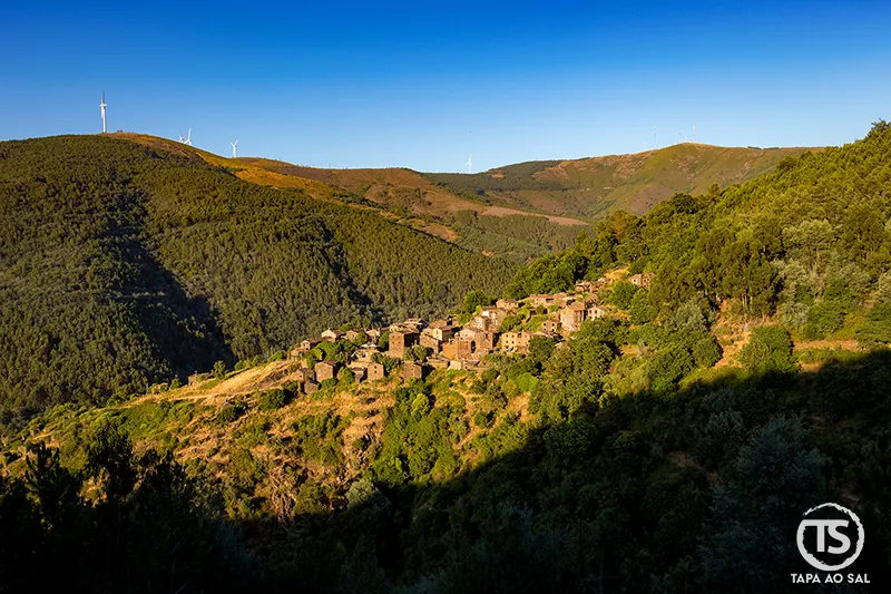 Aldeia do Talasnal vista entre as montanhas da Serra da Lousã