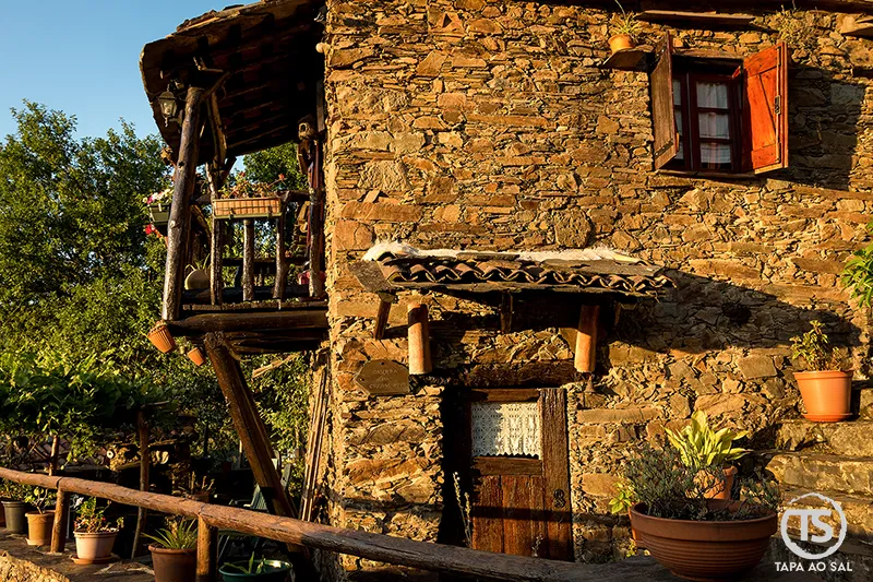 Casa de xisto tradicional no Talasnal com varanda e detalhes rústicos