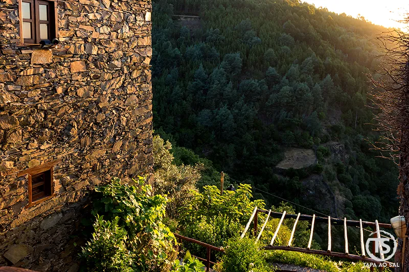 Casa de xisto no Talasnal com vista para a encosta da Serra da Lousã