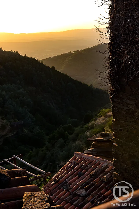 Vista sobre a encosta do Talasnal ao final do dia na Serra da Lousã