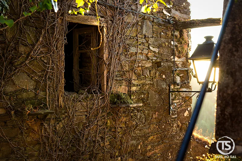Fachada de xisto no Talasnal iluminada pela luz de fim de tarde