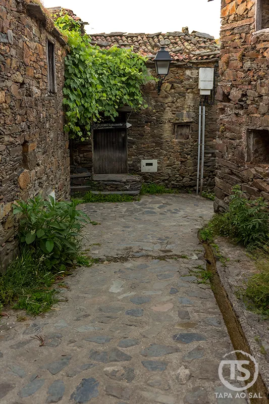 Rua de xisto no Talasnal entre casas tradicionais da aldeia