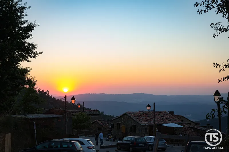 Pôr do sol no Talasnal com vista aberta sobre a Serra da Lousã