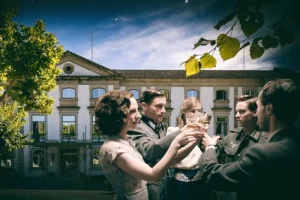 Grupo de alemães a brindar em frente ao Grande Hotel das Caldas da Felgueira, recriando uma cena histórica do pós-guerra