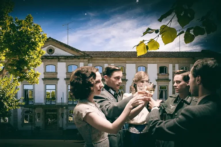 Grupo de alemães a brindar em frente ao Grande Hotel das Caldas da Felgueira, recriando uma cena histórica do pós-guerra