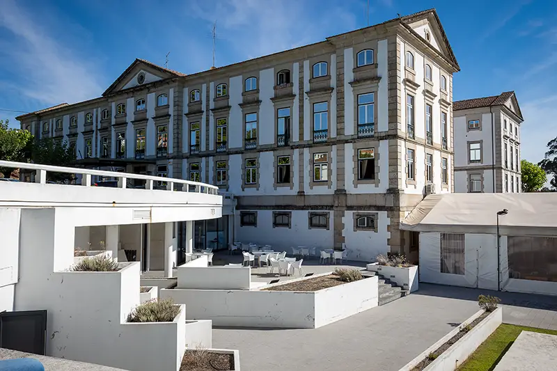 Grande Hotel das Caldas da Felgueira com fachada clássica e esplanada moderna, entre o verde e o silêncio da vila termal.