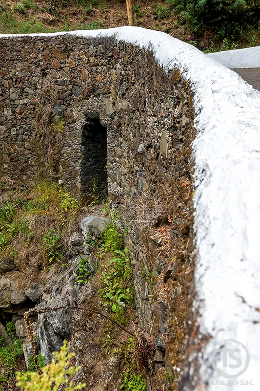Entrada em pedra na ponte antiga sobre a Ribeira de São João, junto à Praia Fluvial de Nossa Senhora da Piedade, na Lousã