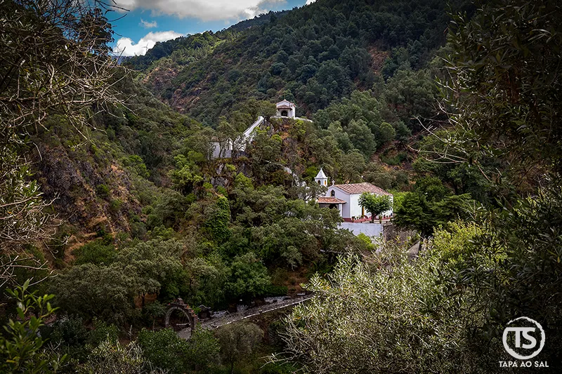 Santuário de Nossa Senhora da Piedade entre a encosta verde da Serra da Lousã