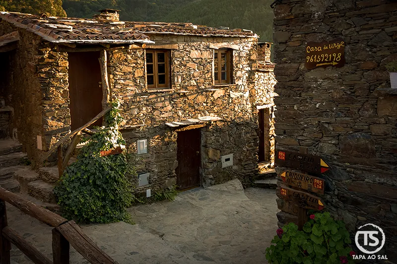 Casas de xisto e ruelas numa aldeia da Serra da Lousã ao fim da tarde