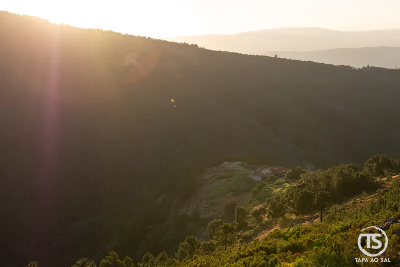 Luz de fim de tarde sobre encosta da Serra da Lousã com vale em profundidade