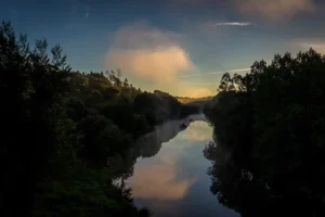 Paisagem natural ao amanhecer nas Caldas da Felgueira, ideal para quem procura saber o que visitar nesta vila termal.