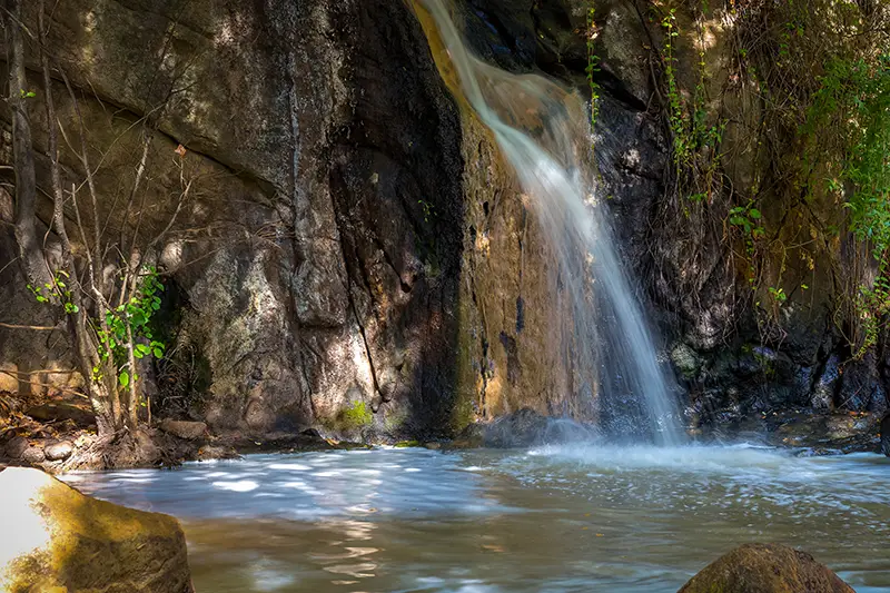 Pequena cascata nas Caldas da Felgueira, um dos recantos naturais a visitar na região.