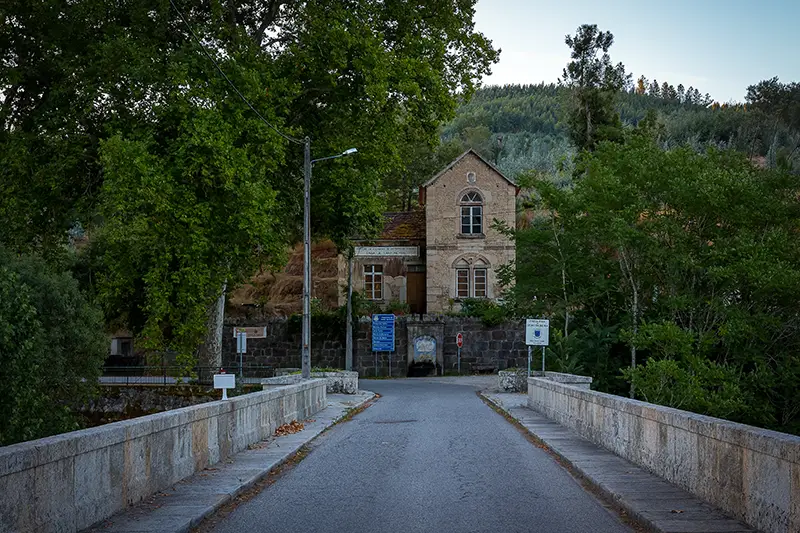 Ponte sobre o rio Mondego à saída de Caldas da Felgueira com vista para a Casa dos Cantoneiros.