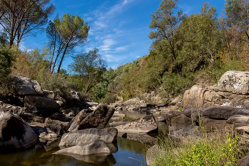 Leito rochoso da ribeira nas Caldas da Felgueira, um dos locais naturais a visitar na região.