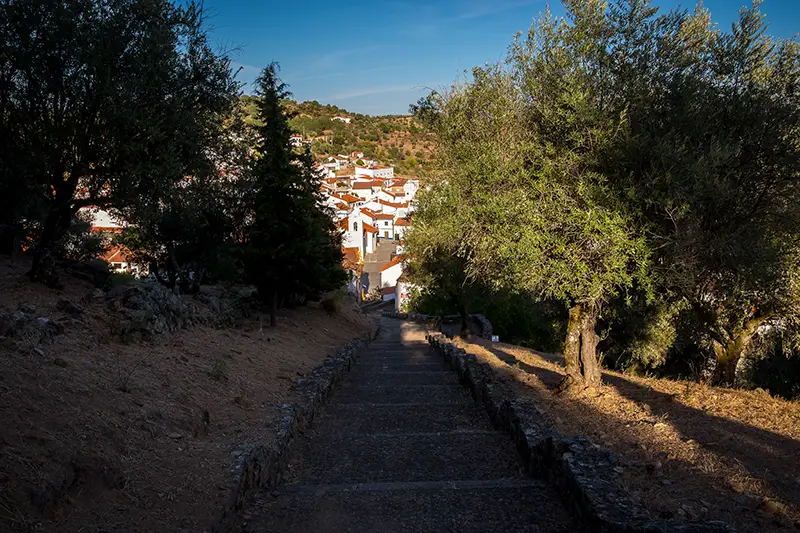 Escadaria de acesso ao Castelo de Belver com vista para a vila ao entardecer