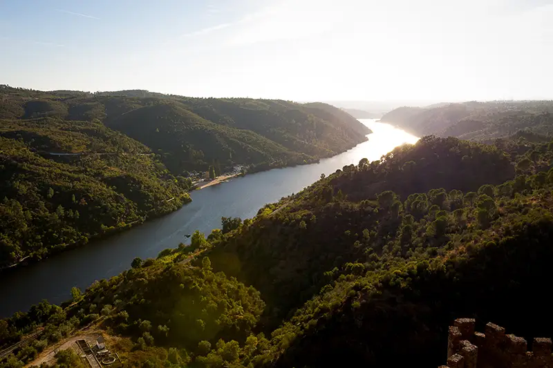 Vista panorâmica do rio Tejo ao pôr do sol, a partir do Castelo de Belver