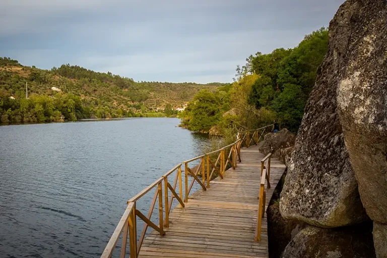 Passadiço do Alamal junto ao rio Tejo, rodeado por rochas e vegetação no concelho do Gavião