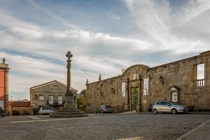 Largo do Paço em Santar com o cruzeiro e a entrada do Paço dos Cunhas ao fundo.