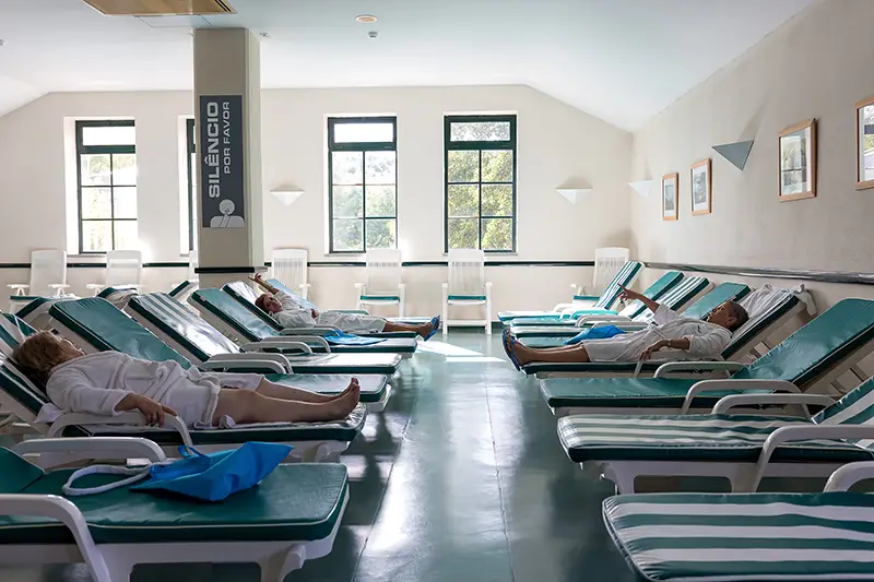 Sala de repouso com utentes em relaxamento nas Termas das Caldas da Felgueira