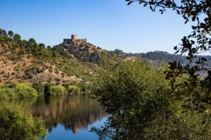 Vista panorâmica do rio Tejo com o Castelo de Belver ao fundo, no Alto Alentejo.