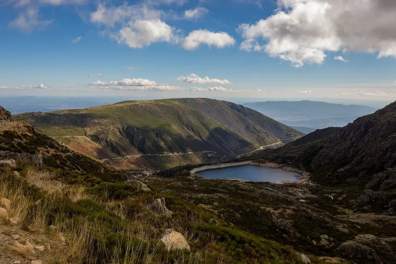 Vista panorâmica da Serra da Estrela com lagoa de altitude e montanhas ao fundo — serra da estrela o que visitar