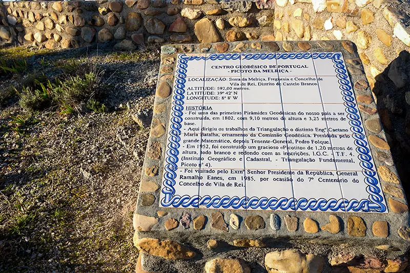 Imagem de um painel de azulejo com a descrição do Centro Geodésico de Portugal em Vila de Rei.