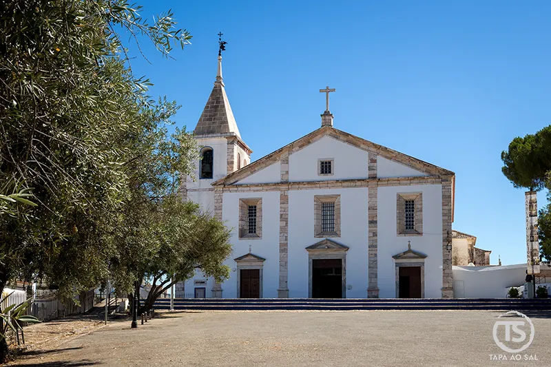 Santuário de Nossa Senhora da Conceição em Vila Viçosa com fachada branca e torre sineira