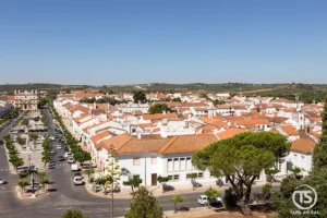 Vista panorâmica de Vila Viçosa, ruas de mármore e casario alentejano