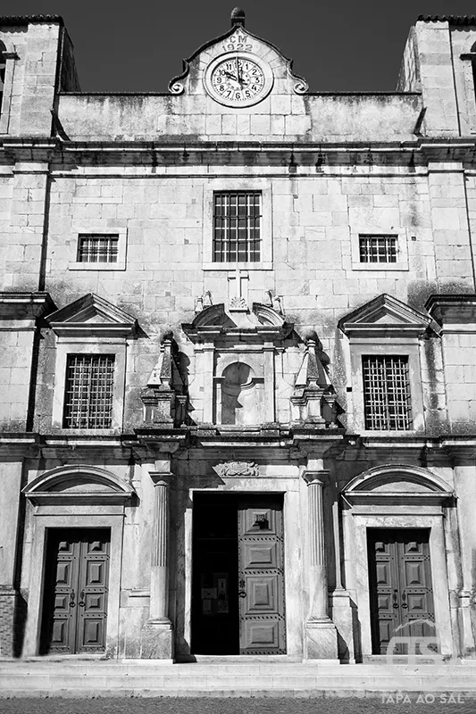 Fachada da Igreja de São Bartolomeu em Vila Viçosa com detalhe do relógio e portais em mármore