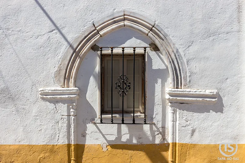 Janela gótica em Vila Viçosa com moldura em mármore branco