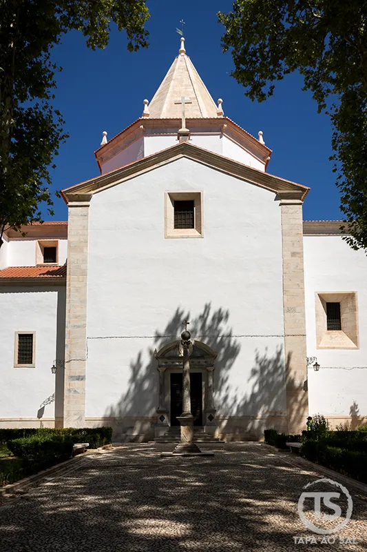 Fachada branca do Convento dos Agostinhos em Vila Viçosa iluminada pelo sol