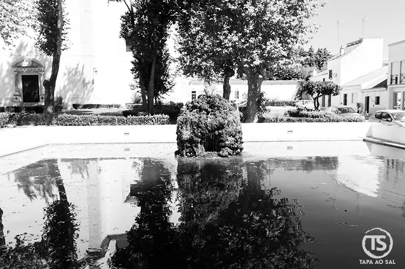 Fonte no jardim junto ao Convento dos Agostinhos em Vila Viçosa refletida nas águas tranquilas