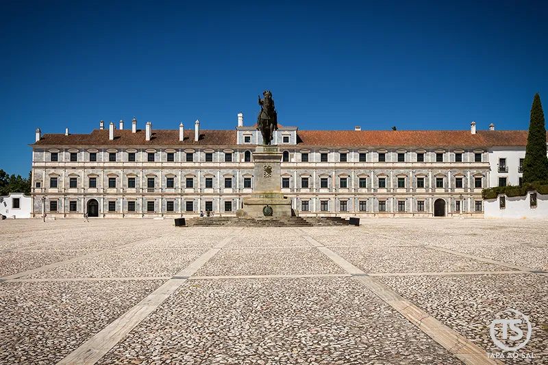 Paço Ducal de Vila Viçosa com estátua e praça em mármore sob céu azul