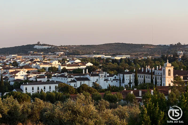 Vista ao entardecer de Vila Viçosa com o Paço Ducal em destaque