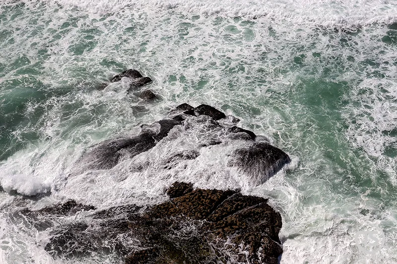 Ondas do Atlântico a bater contra as rochas nas Azenhas do Mar, Sintra.