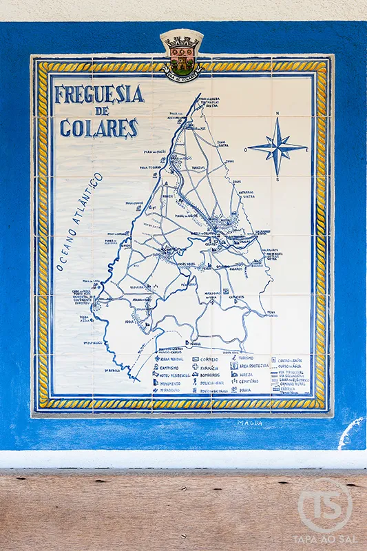 Mapa em azulejo da freguesia de Colares, ponto de partida para visitar as Azenhas do Mar.