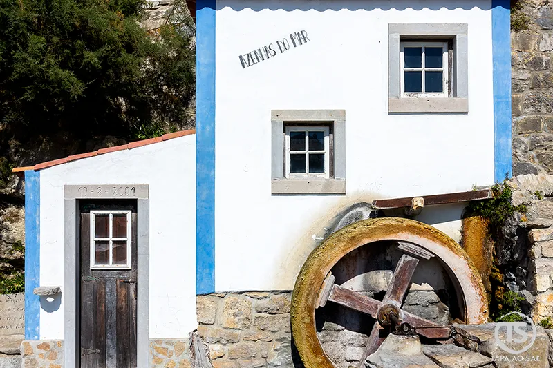 Casa tradicional com roda de moinho nas Azenhas do Mar, Sintra