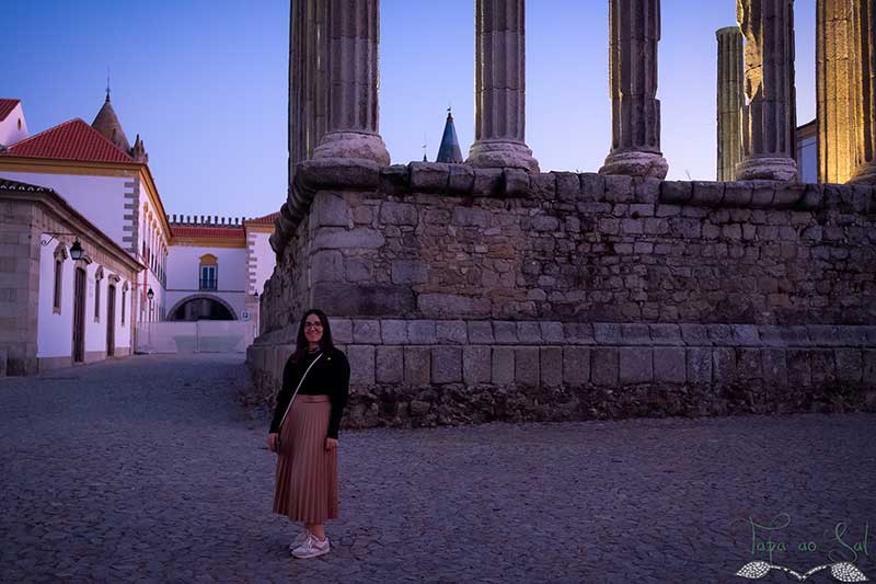 Guardo o registo fotográfico ao lado do Templo Romano de Évora