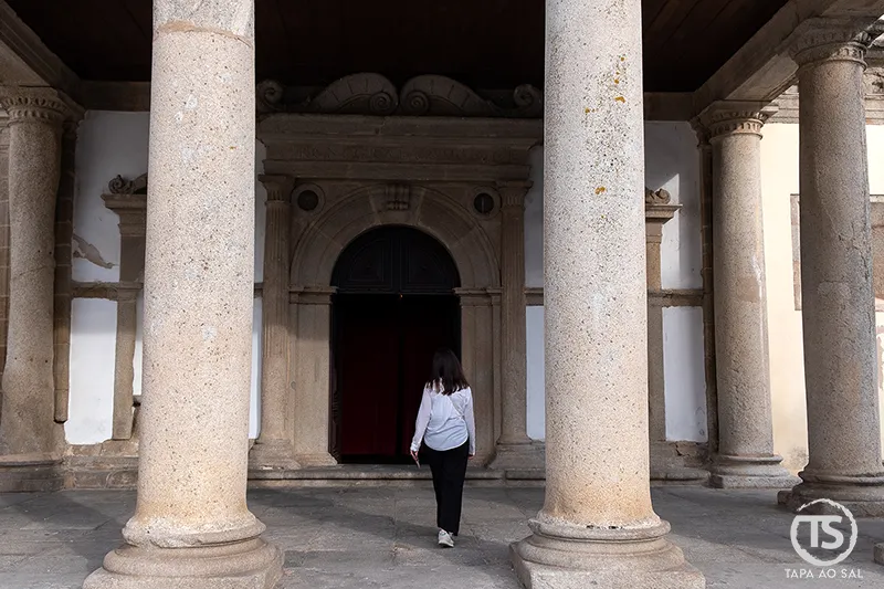 Igreja da Graça em Évora com colunas e portal do antigo convento
