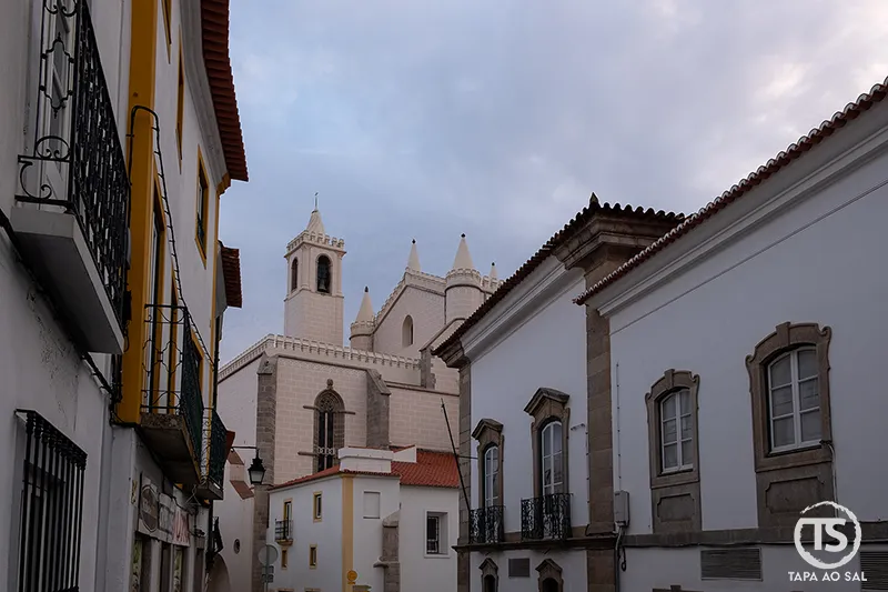 Street in Évora’s historic centre with a view of the Cathedral between traditional houses