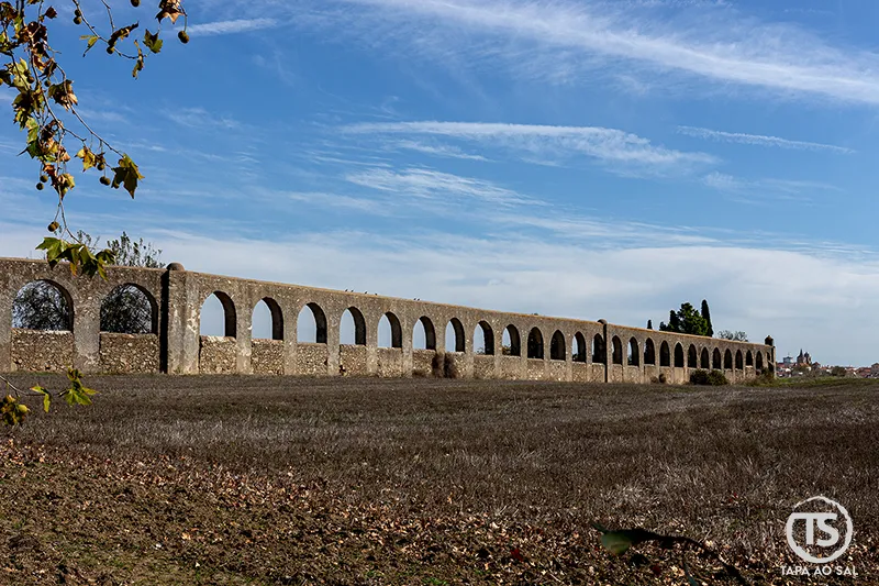 Água de Prata Aqueduct in Évora stretching across the Alentejo landscape