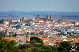 Vista panorâmica de Évora com a Sé e o centro histórico no Alentejo