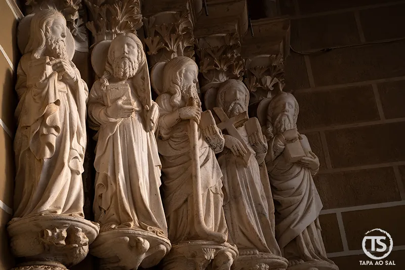 Esculturas religiosas em pedra na Sé de Évora no centro histórico