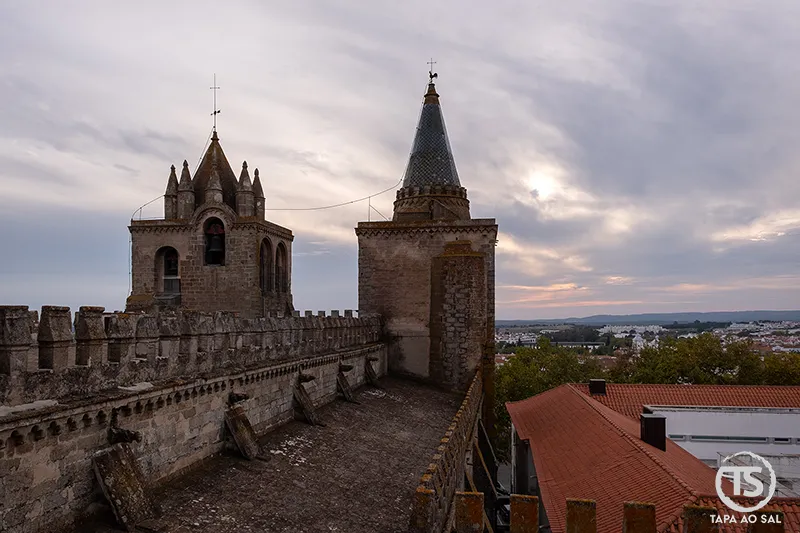 Vista da Sé Catedral de Évora a partir do terraço com torres e muralhas