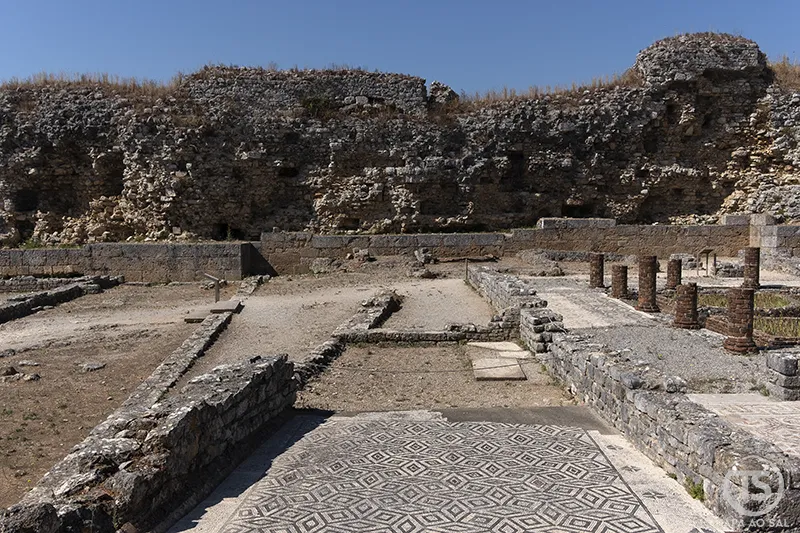 Mosaicos romanos e muralhas antigas nas Ruínas de Conímbriga, em Condeixa-a-Velha.