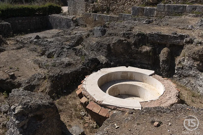Tanque circular em pedra nas Ruínas de Conímbriga